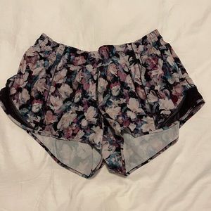 Lululemon Size 10 2.5” Hotty Hot Short